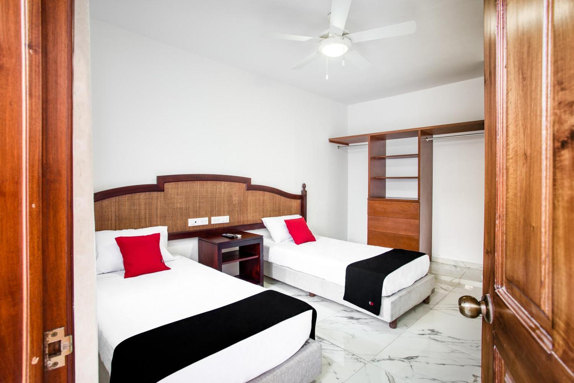 Capital O Hotel Yukon Playa del Carmen Exterior foto