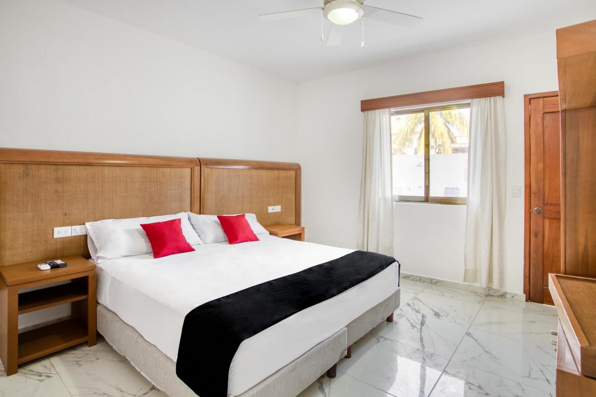 Capital O Hotel Yukon Playa del Carmen Exterior foto